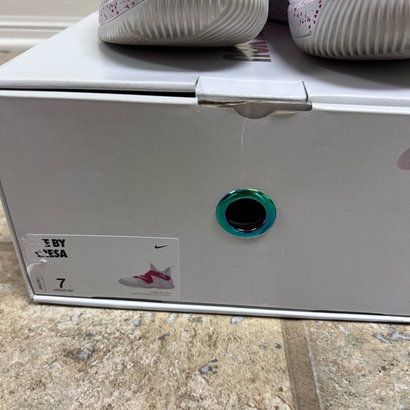 Nike Men’s Lebron Soldier Team Red and White Sneakers - Picture 5 of 7